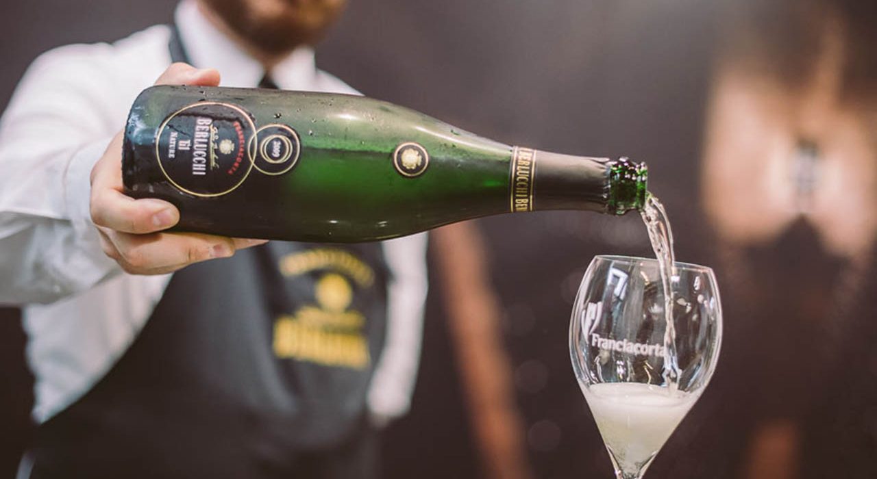 Al Vinitaly 2016, sommelier versa bottiglia di Berlucchi