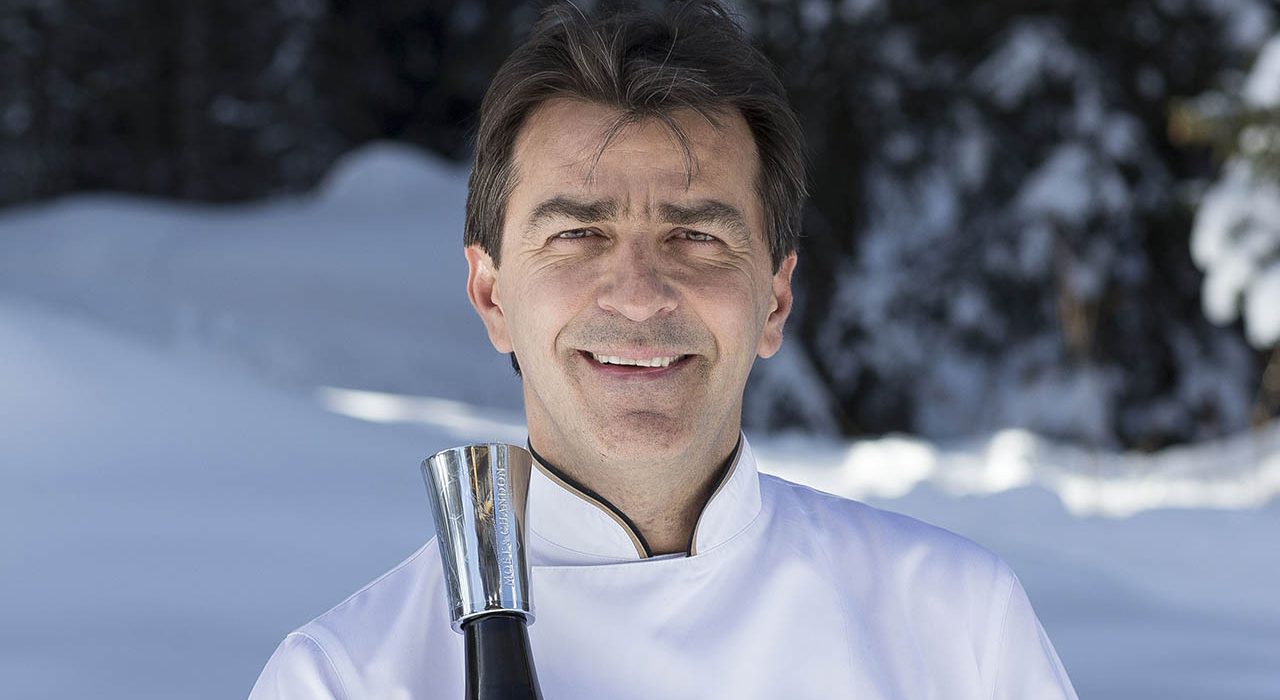 Lo Chef Yannick Alleno con la bottiglia di MCIII magnum di Moët & Chandon