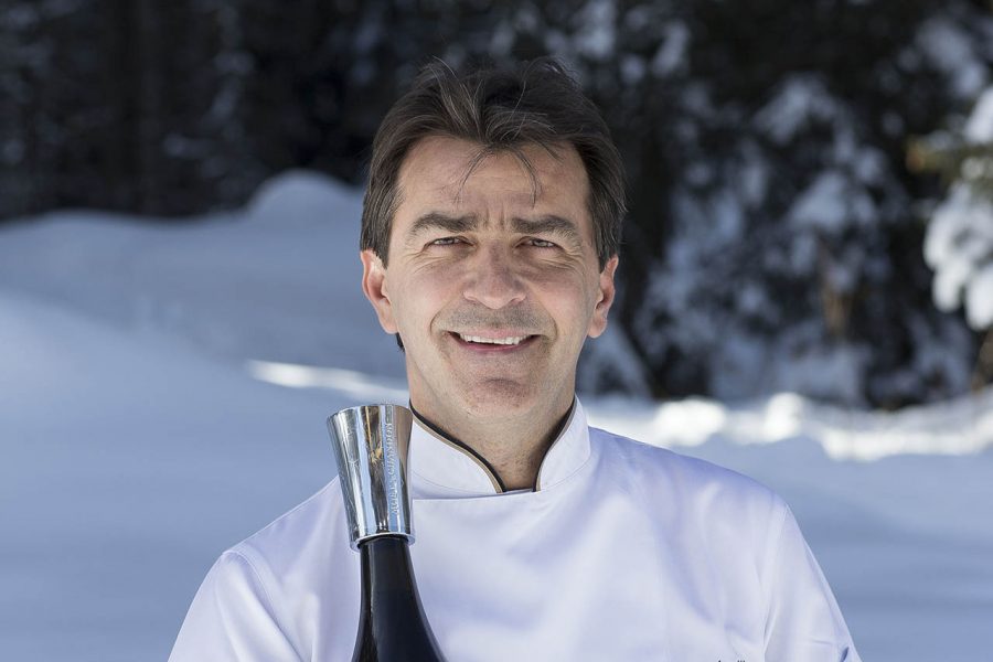 Lo Chef Yannick Alleno con la bottiglia di MCIII magnum di Moët & Chandon