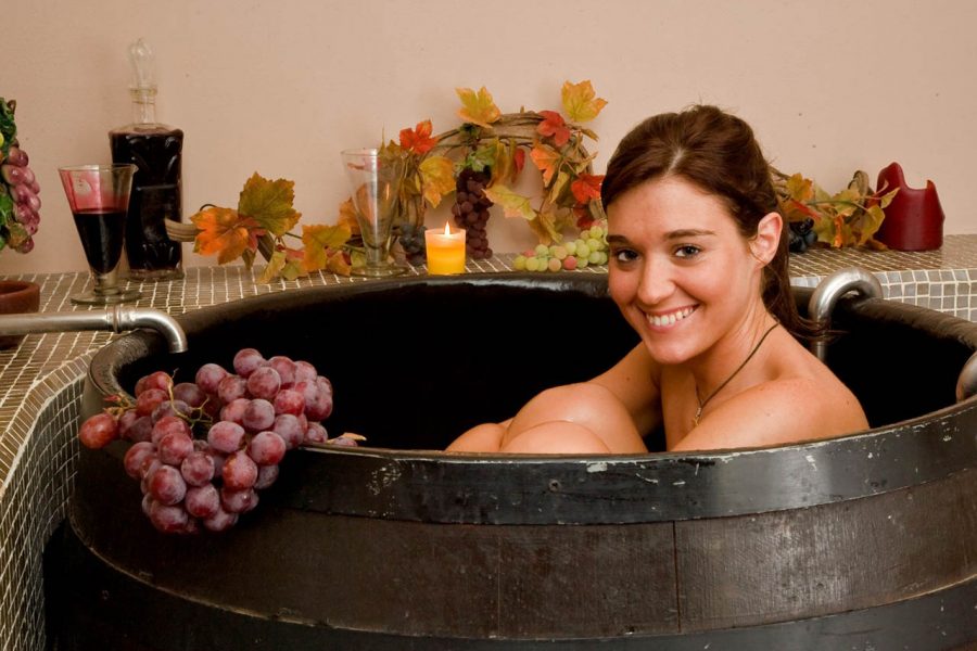 Camera con vigna, ragazza in tinozza di vino