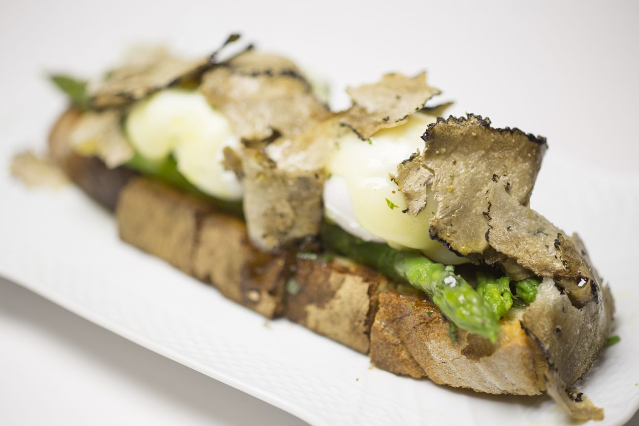 Crostone uovo, gli asparagi, pecorino e tartufo
