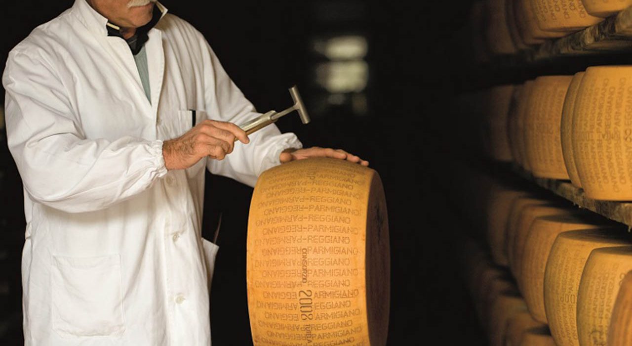 Parmigiano Reggiano, esperto battitore