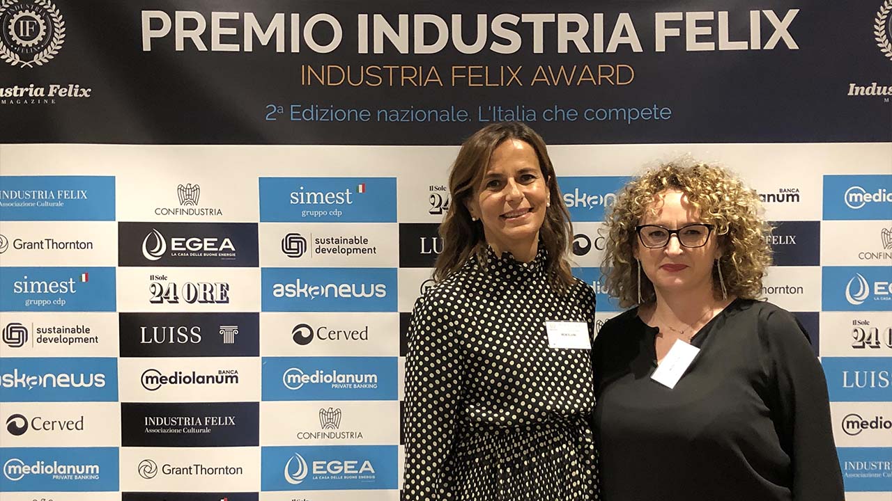 Premio Industria Felix Montelvini Da sx Sarah Serena e Daniela Bordin responsabile ufficio amministrativo